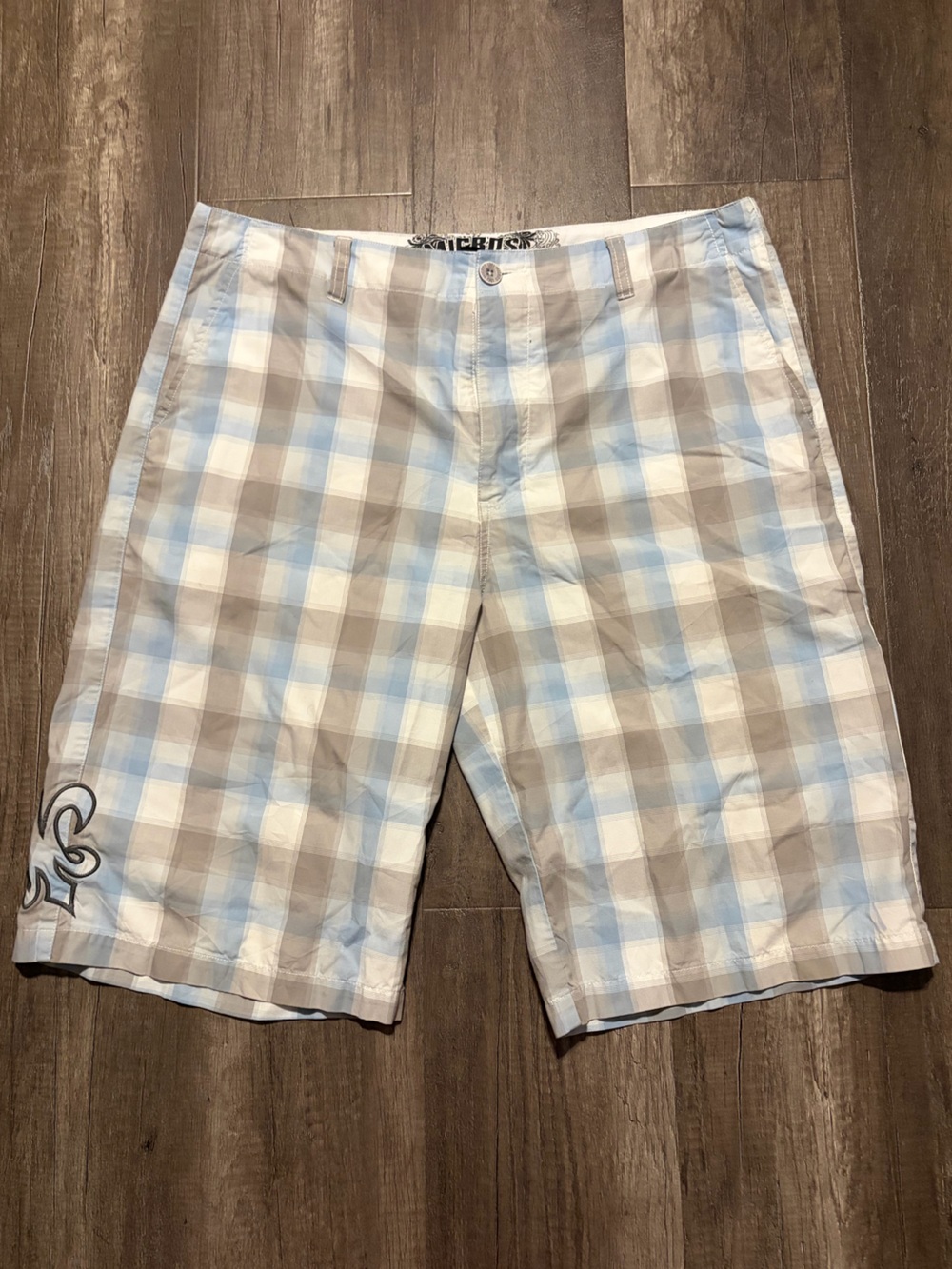 2000s micros blue plaid shorts fleur de lis buttons (38)